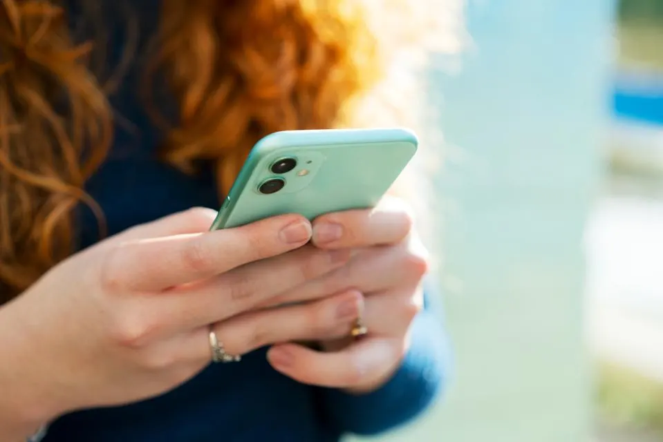 photo girl on phone 