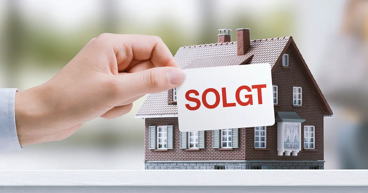 Illustrasjonsbilde av et hus som er blitt solgt.