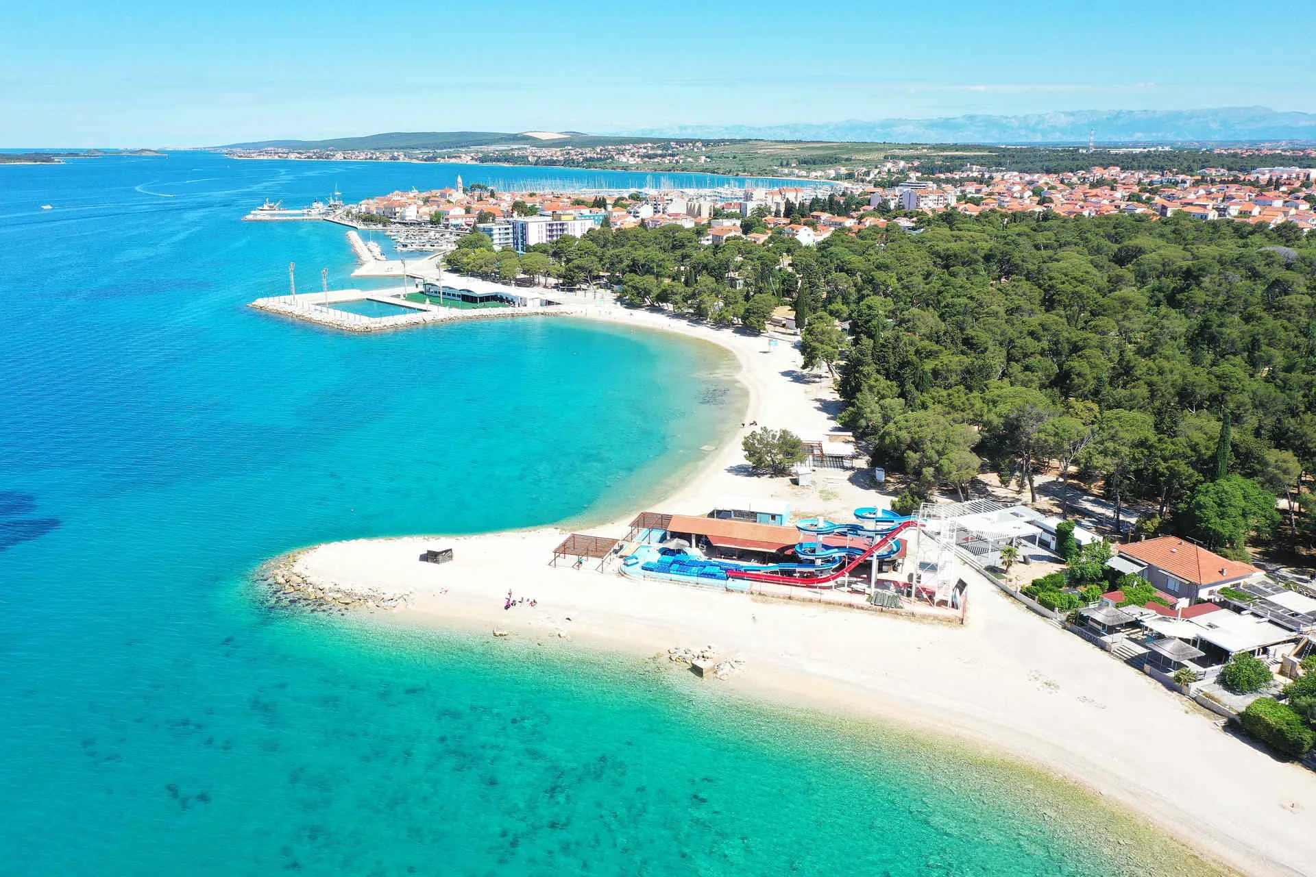 Obala otoka Brača s kristalno čistim morem