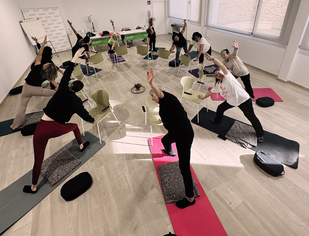 grupo en práctica de yoga oncológico