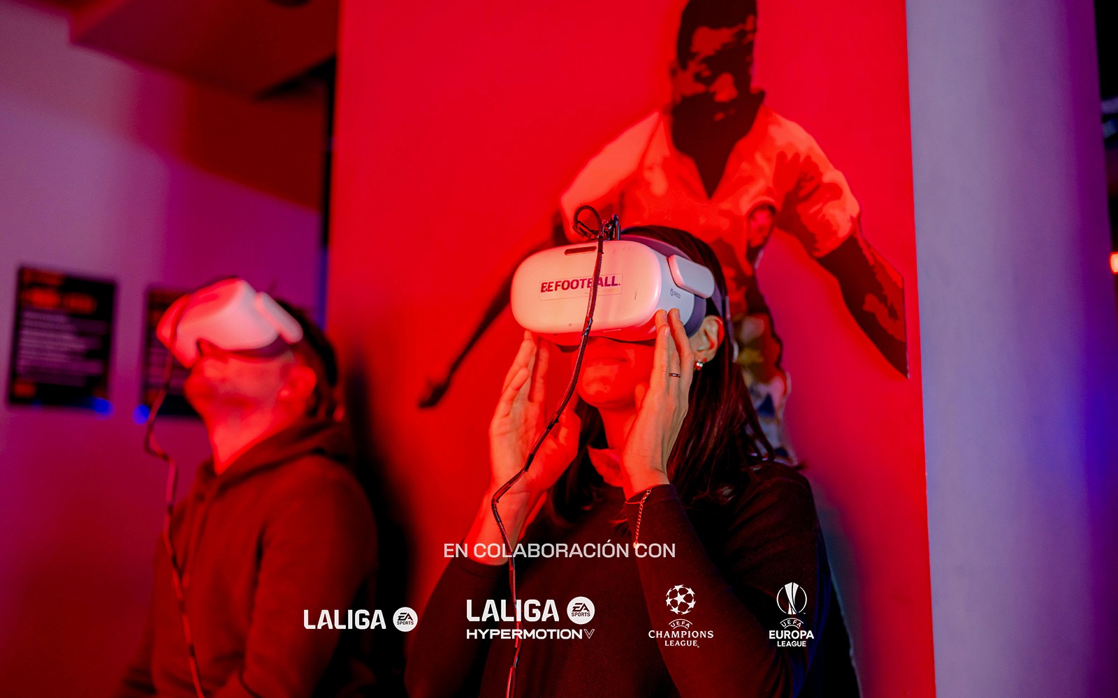 在传奇足球博物馆展览中使用VR头显的参观者。