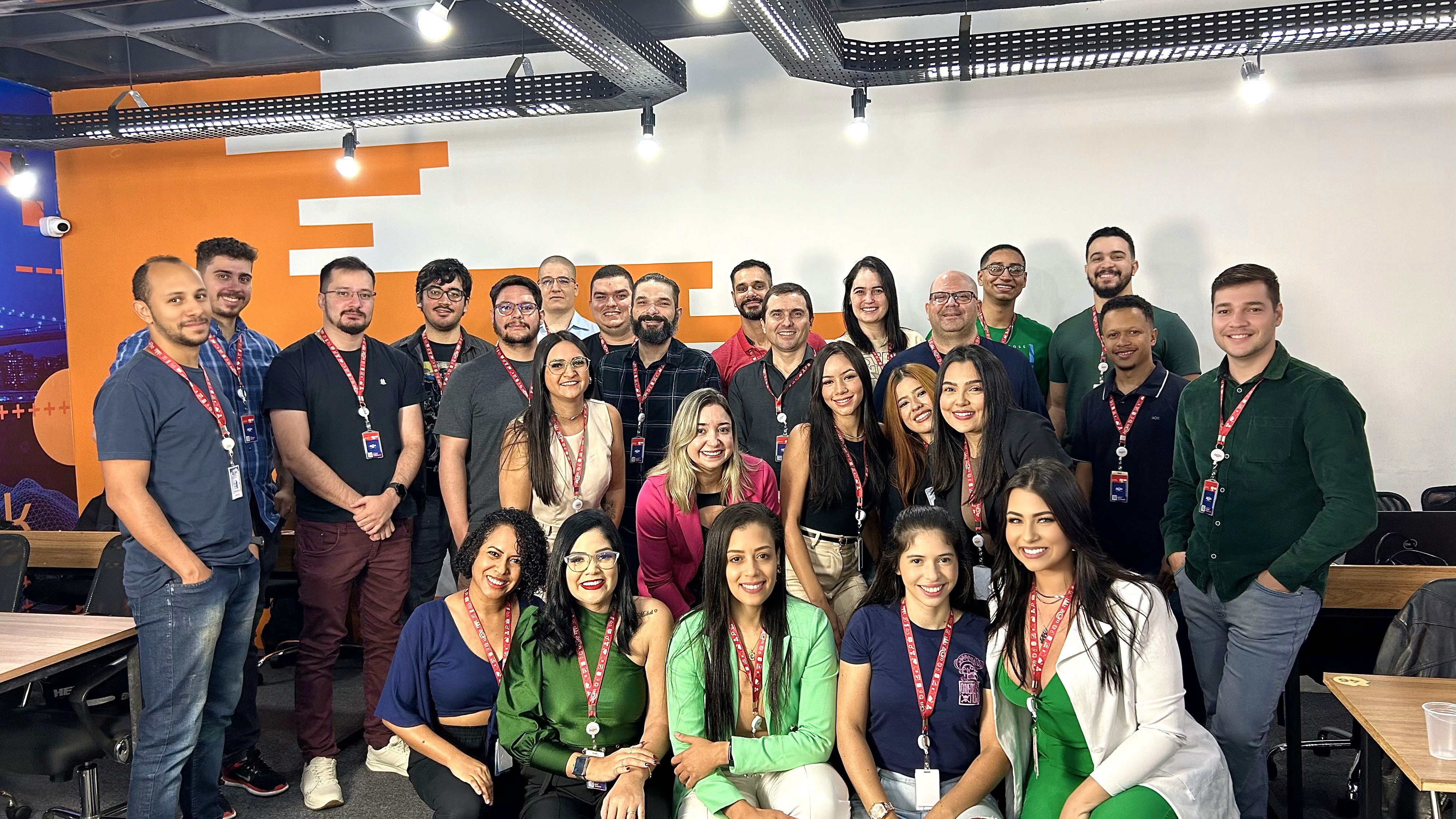 parte da equipe da 2Com Consulting reunida e sorrindo para fotografia