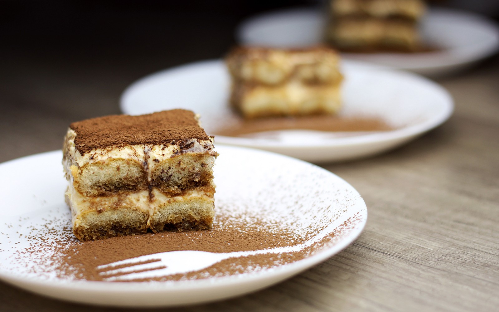 在佛罗伦萨的歌剧咏叹调音乐会和披萨晚宴中，盘子里供应提拉米苏甜点。