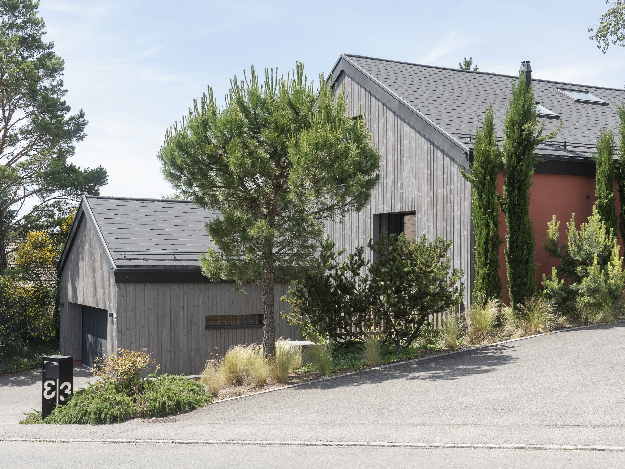 Prise de vue d'une maison privée en bois qui arbore une décoration végétale étudiée et réalisée par Mirco Mancini