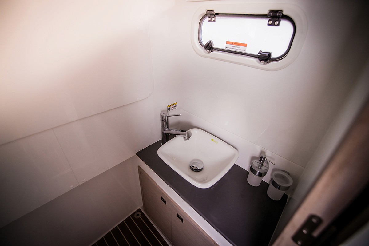Baño del Rodman 33 Offshore