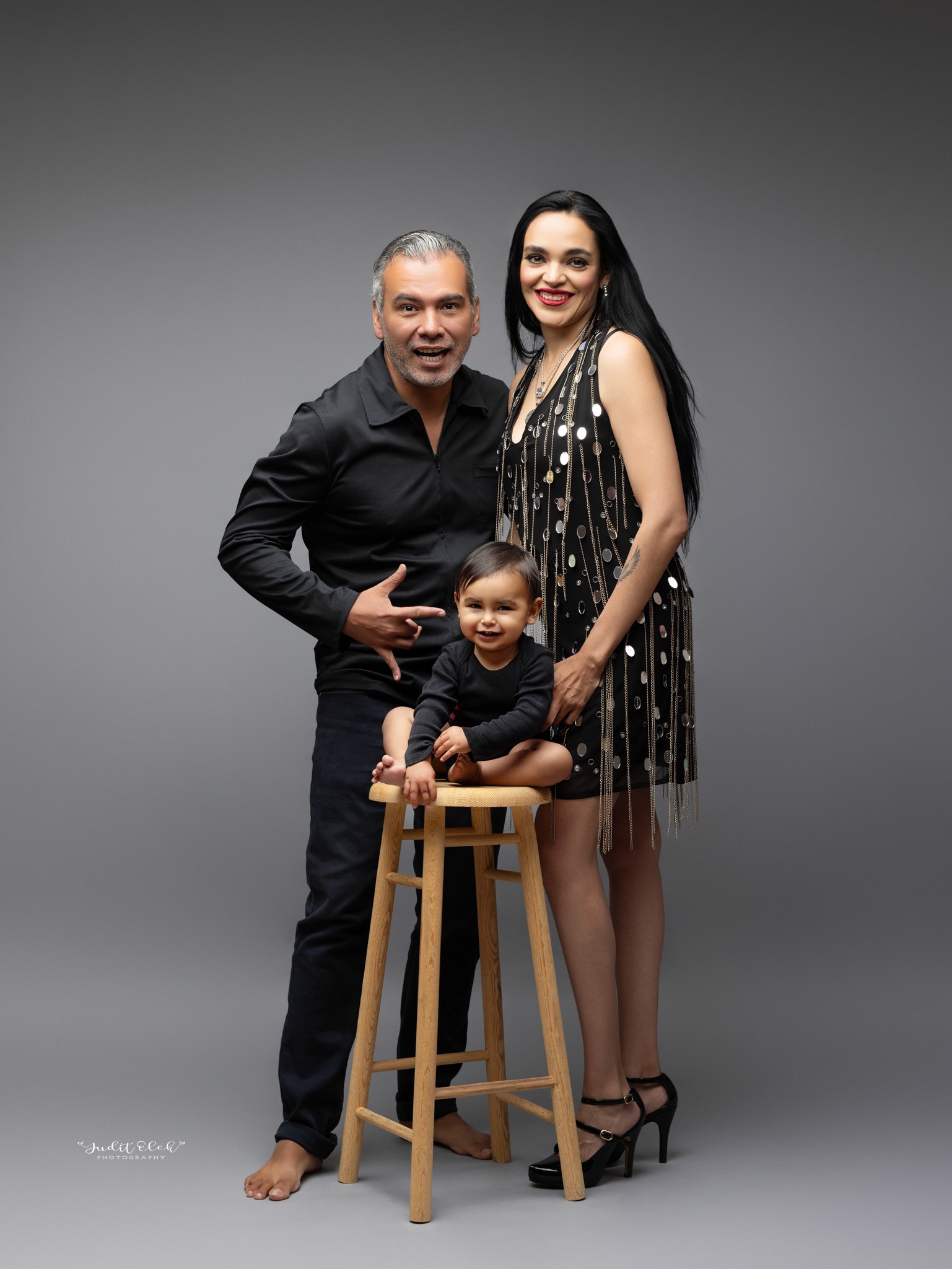 retrato familiar atemporal en estudio fotográfico