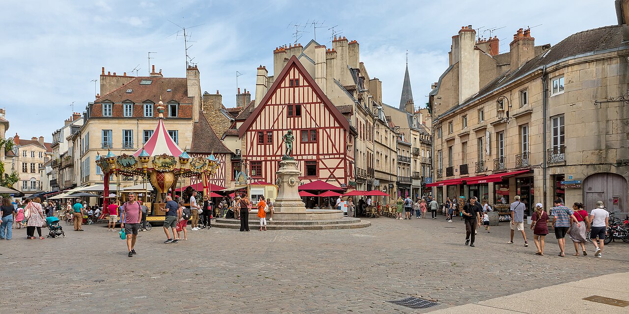 La place François-Rude, ses maisons et ses terrasses à Dijon.