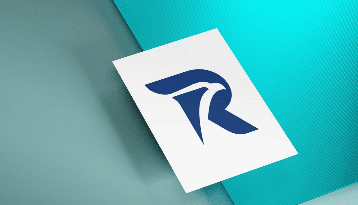 Brakk Digitalbyrå lagde logo og symbol for Ravneberg Experience som er her presentert på trykte flater som del av visuell identitet.