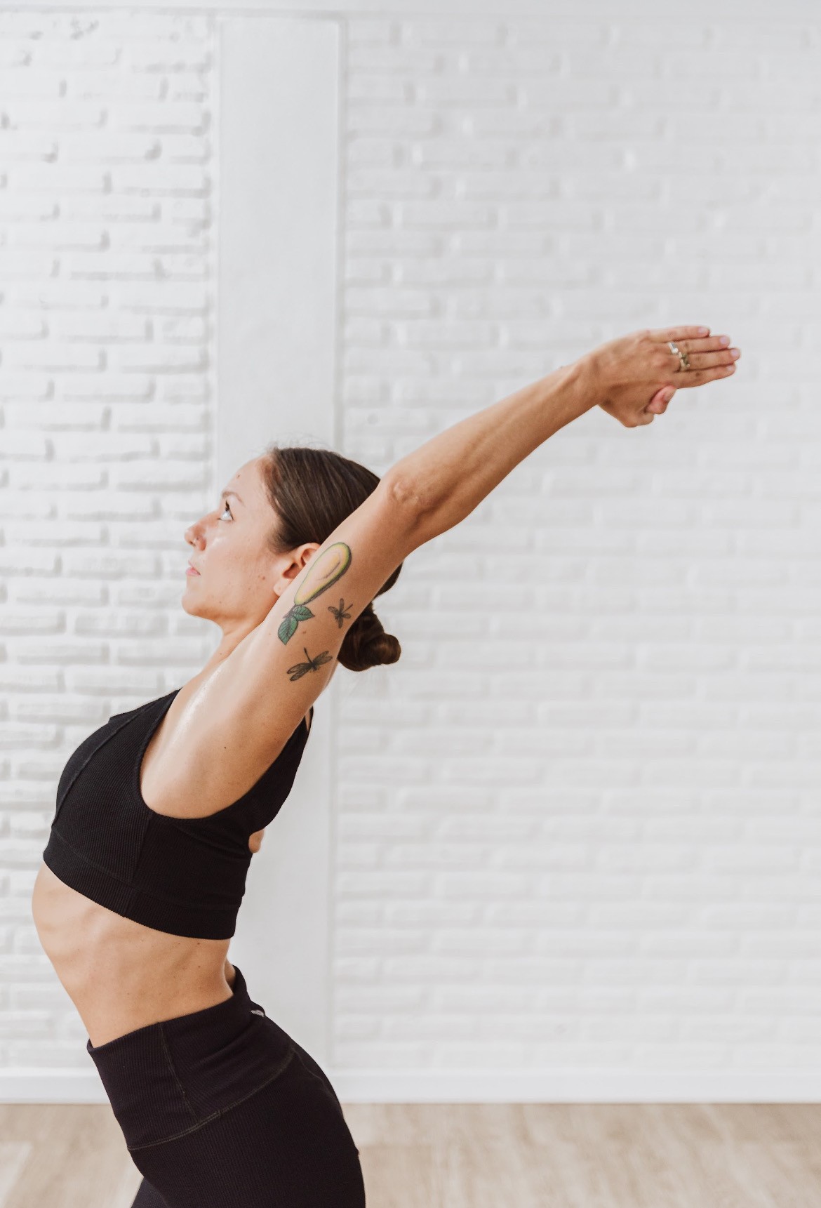 Postura de apertura y extensión en la práctica de yoga del encuentro Raíces en el Cielo