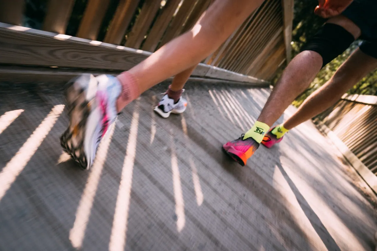 Hero zoom sur deux personnes qui courent avec les chaussures MERRELL