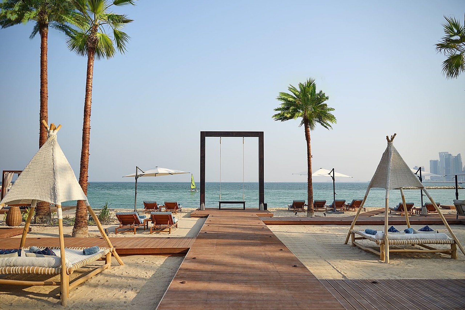 La plage de La Mar, à l'InterContinental Doha, avec sa balançoire et ses palmiers face à la mer, dans le cadre de vie des résidents du Qatar
