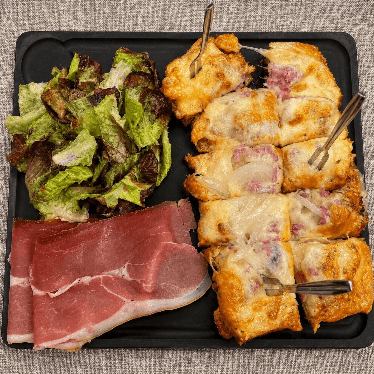 Tartine du Cantal gratinée avec lardons, champignons et pommes de terre