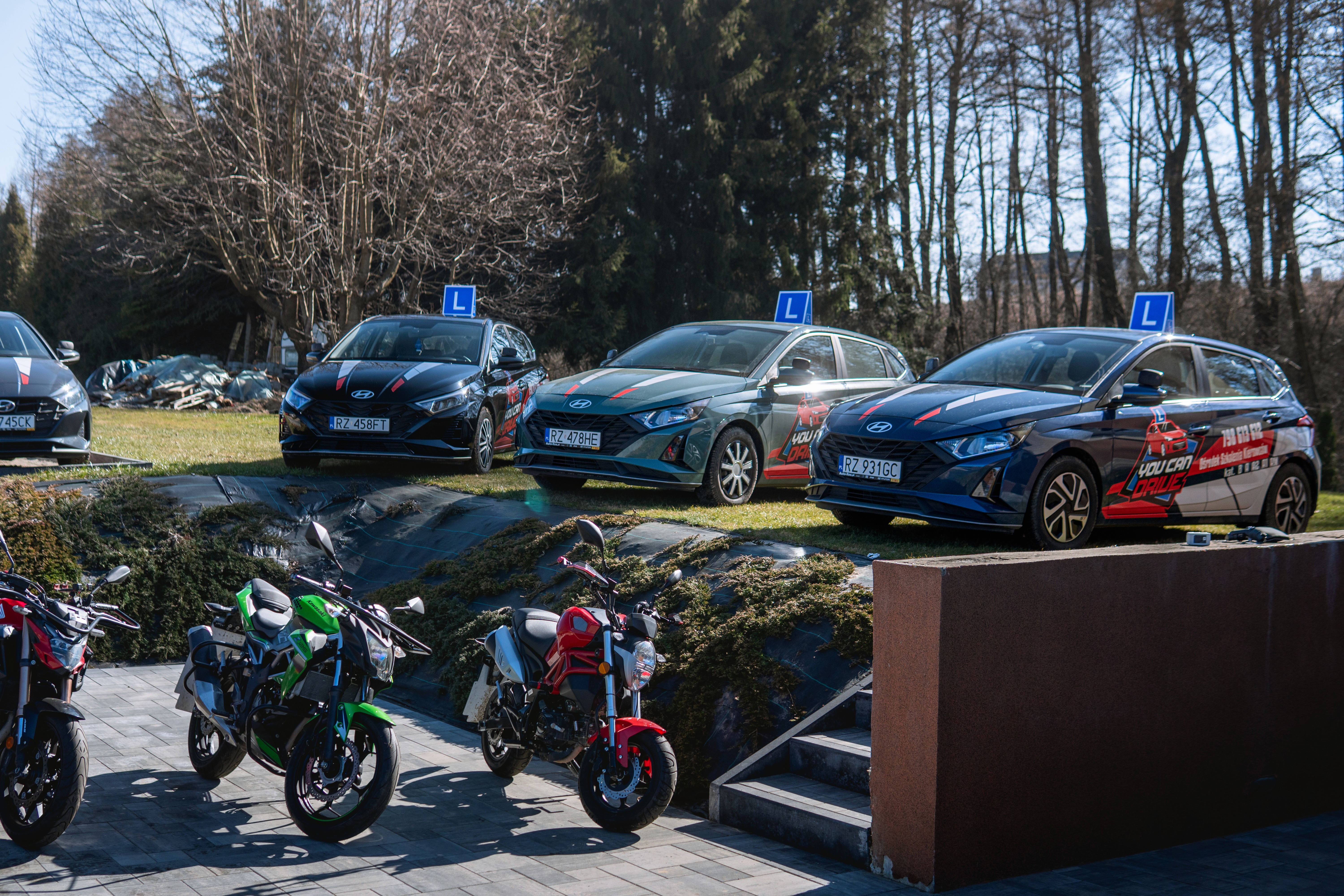 Samochody w szkole nauki jazdy OSK You Can Drive w Rzeszowie na placu manewrowym.