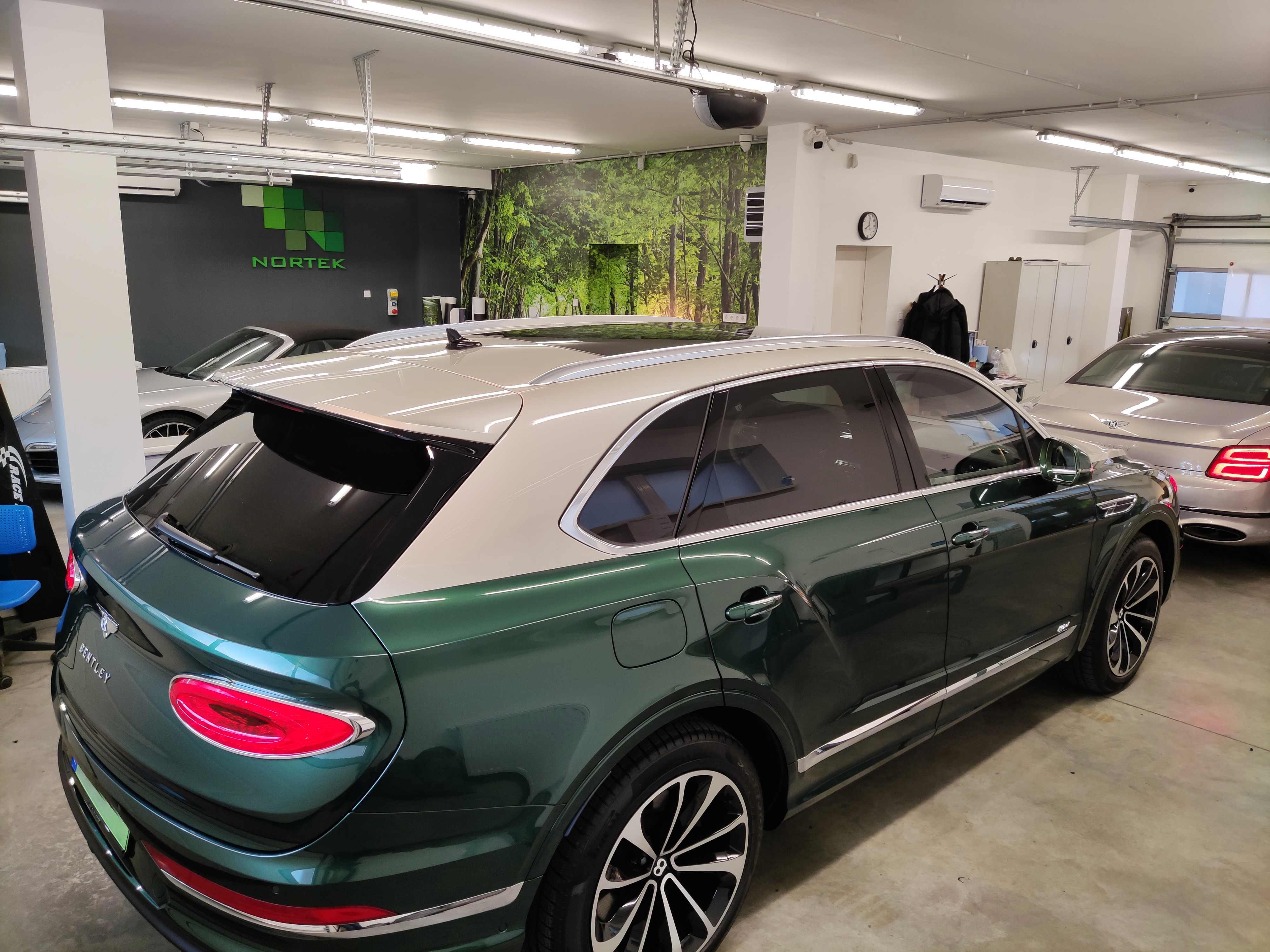 Kéttonusú Bentley Bentayga PPF kővédő fóliázása a Nortek védett műhelyében.
