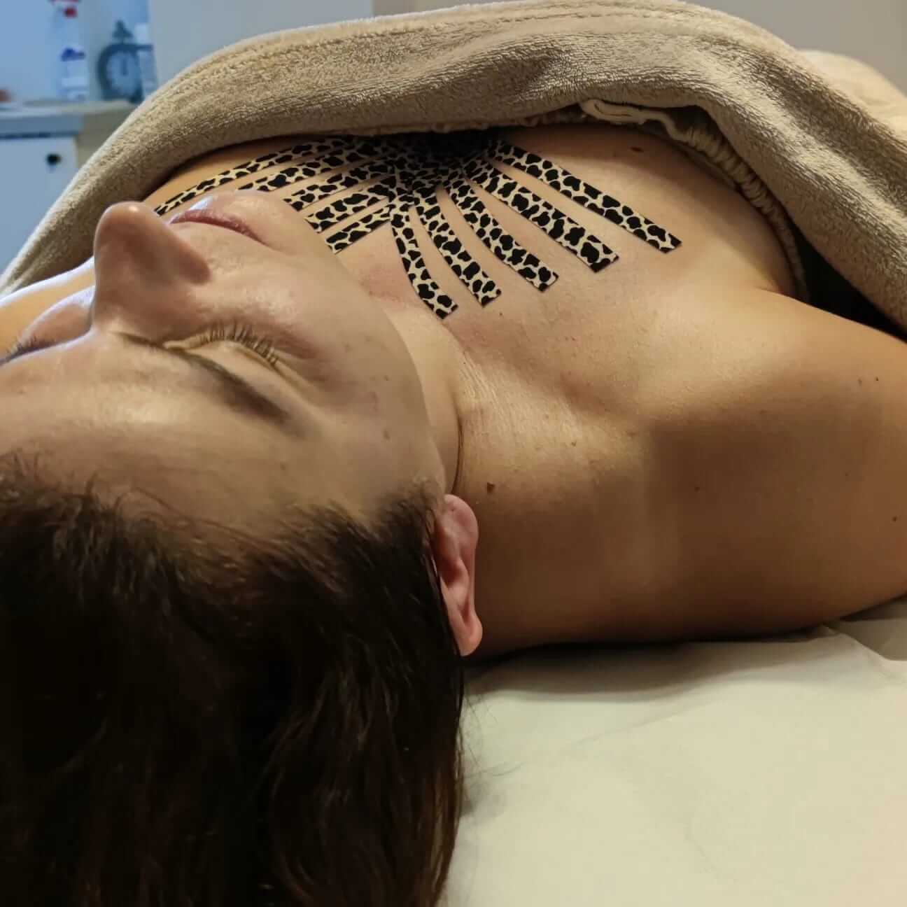 Profesjonalny kinesiotaping bioestetyczny dekoltu dla poprawy jędrności w studio Olala w Kozienicach.