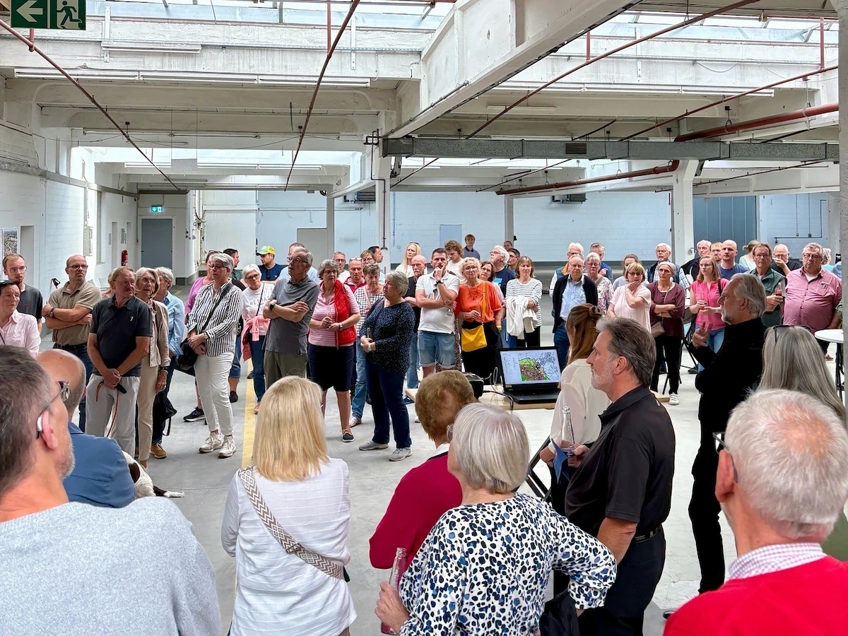 Zweigeschossiges Wohngebäude mit Klinkerfassade, Balkonen und Eingängen in der Frontansicht