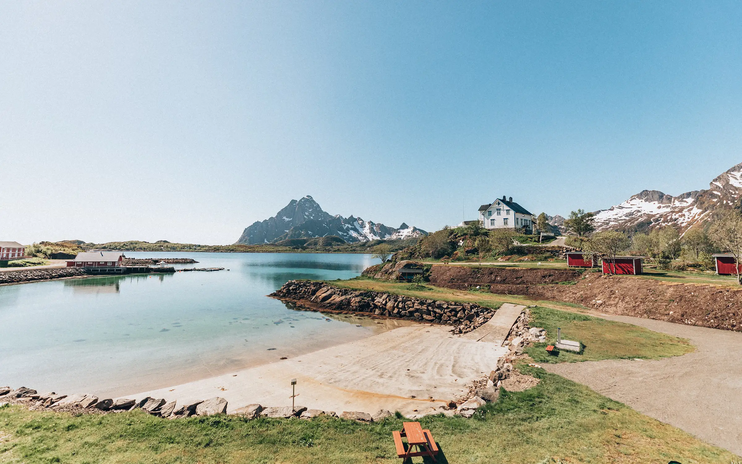 Skårungen ligger idyllisk til rett i havgapet i Lofoten | Expa Travel