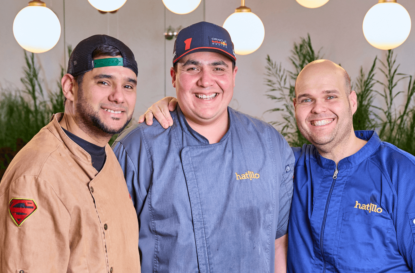 El equipo de cocina de Hatillo preparando pedidos en nuestro restaurante de Las Rosas, Madrid.