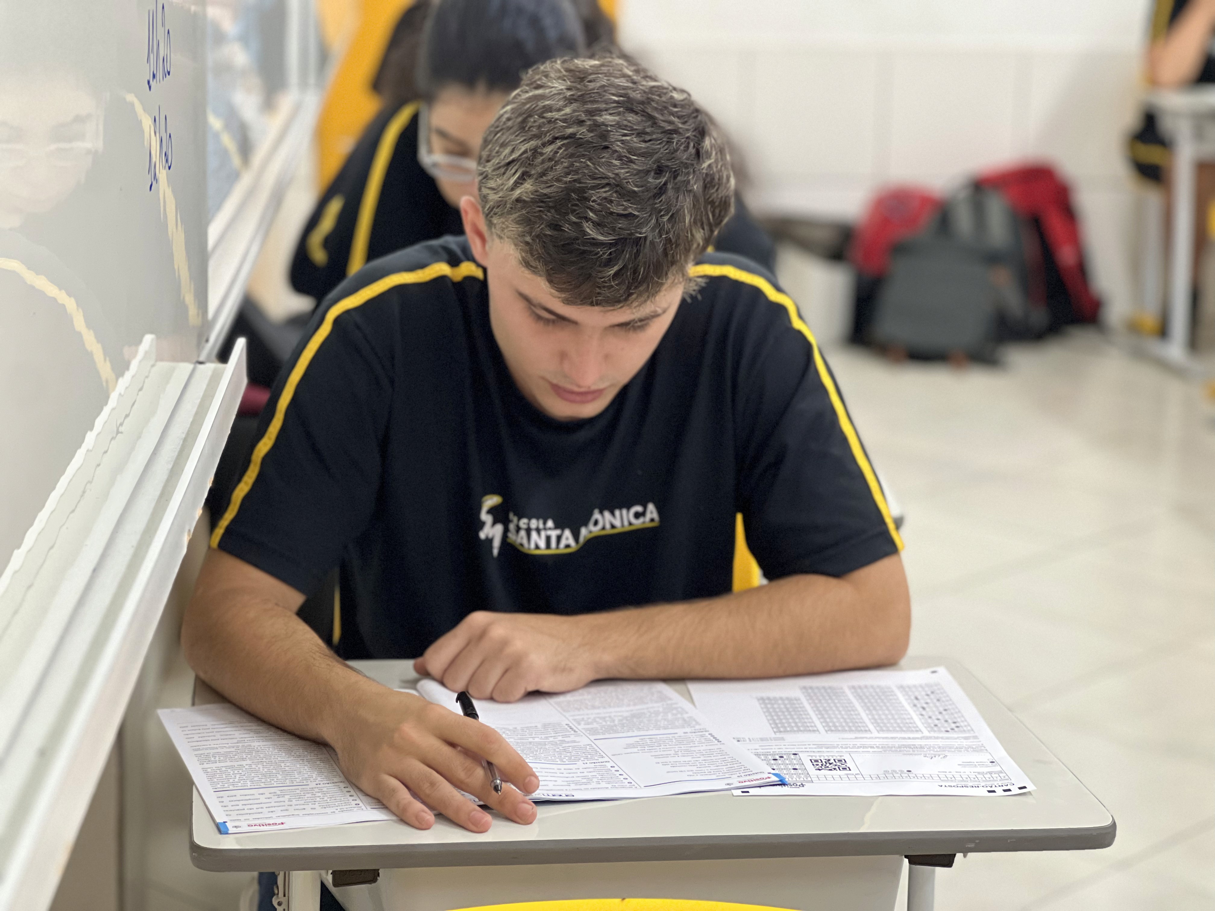 Alunos do Jardim II da Escola Santa Mônica participam de atividade do projeto Astroalfa explorando a letra A.