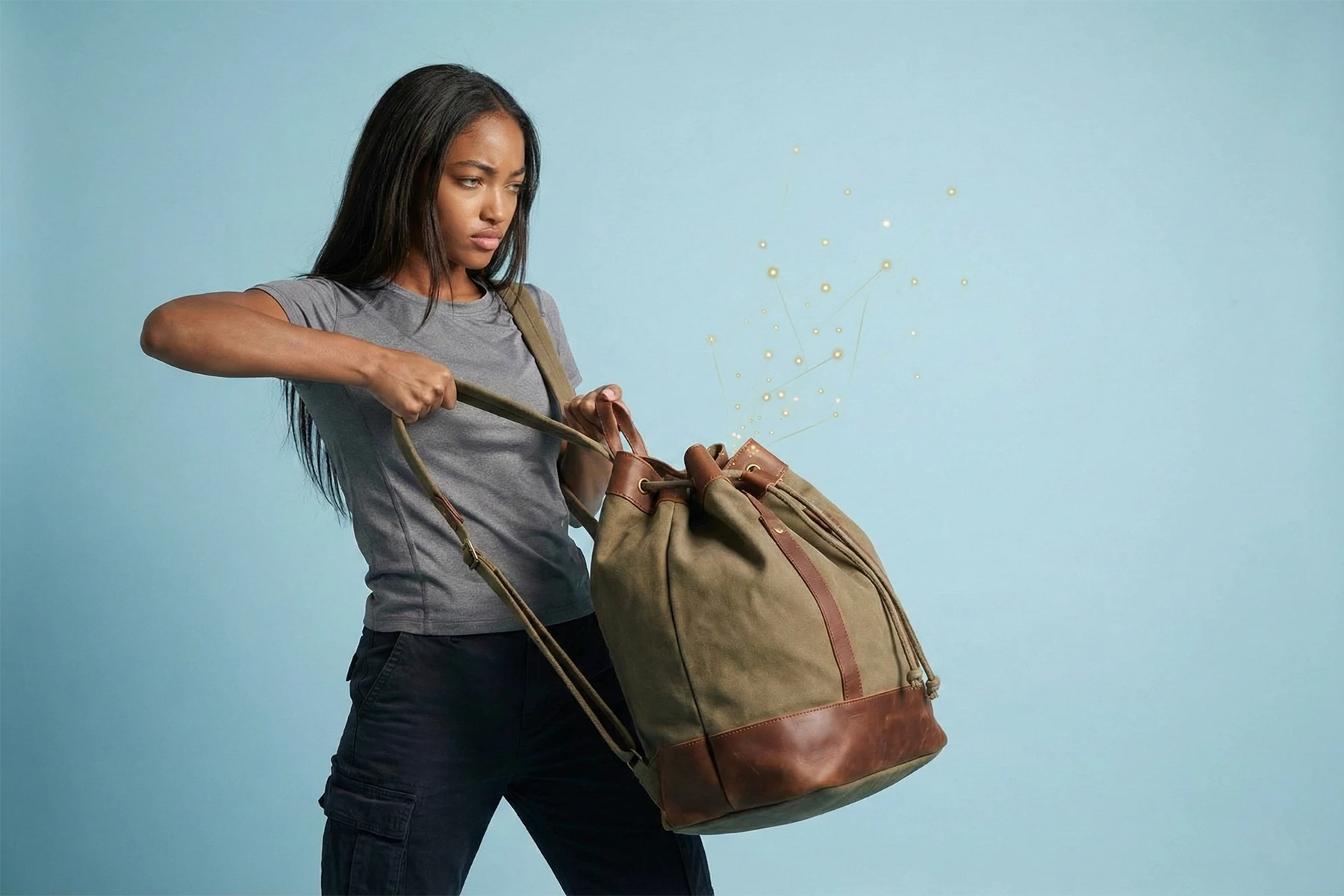 Eine junge Frau zieht einen robusten Sack entschlossen zu, aus dem zuvor sichtbar Inhalte entweichen. Der Sack symbolisiert verlorene Interessenten, Warenkorb-Abbrecher und Umsatz-Leaks, die ohne Remarketing an die Konkurrenz verloren gehen. Durch das aktive Schließen wird visuell klar: Remarketing stoppt Abwanderung und sichert Umsatz. Der reduzierte, helle Hintergrund lenkt den Fokus auf die Handlung und verstärkt die Botschaft von Kontrolle, Rückgewinnung und Abschluss. Das Bild transportiert die Kernleistung einer Remarketing Agentur in Köln & Rhein-Berg – Besucher zurückholen, Kaufabbrüche reduzieren und Interessenten cross-channel & DSGVO-konform erneut ansprechen.