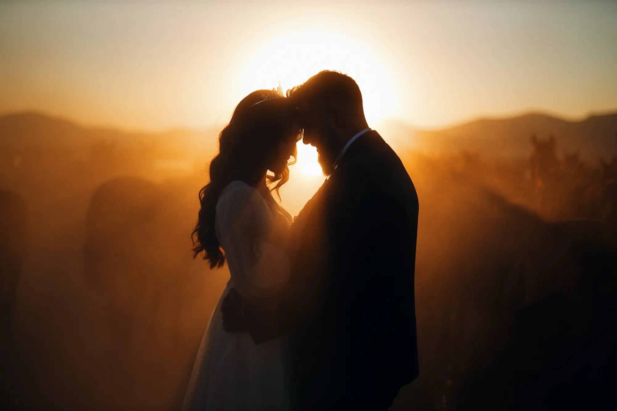 Golden hour kiss in the Cappadocian hills – Wedding Photography by Eva Sitko