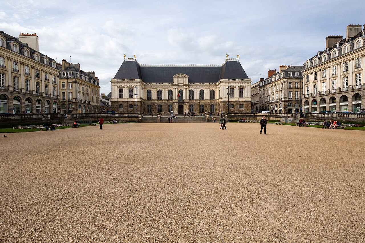 La place du Parlement-de-Bretagne à Rennes, vue depuis son entrée sud.