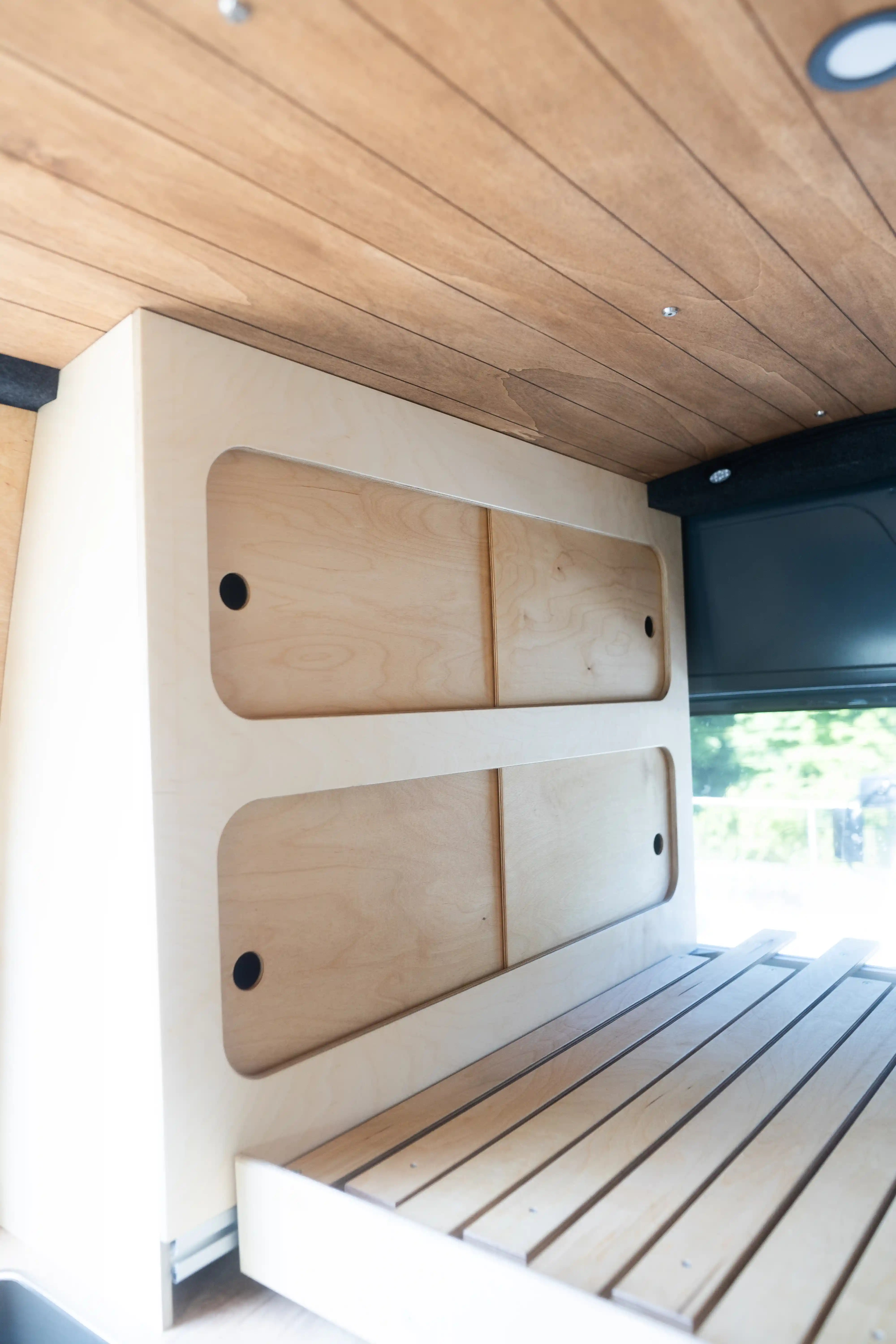 Kompletter Kleiderschrank mit Schiebetüren aus Multiplex im Renault Master Camper-Ausbau, zeigt Funktionalität und Stauraum