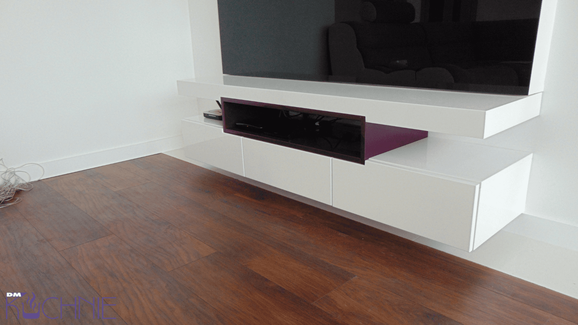 Szafka na wymiar Warszawa – minimalistyczna zabudowa RTV z lakierowanymi frontami