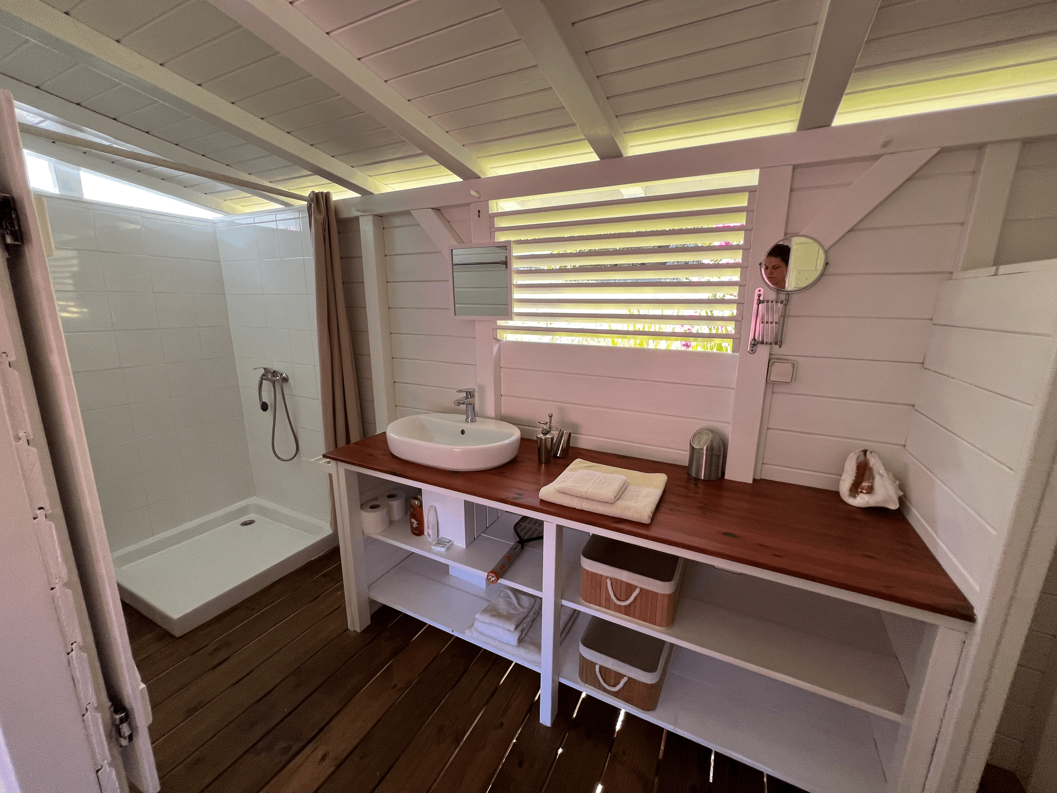 Salle de bain avec douche et lavabo dans le country lodge en guadeloupe