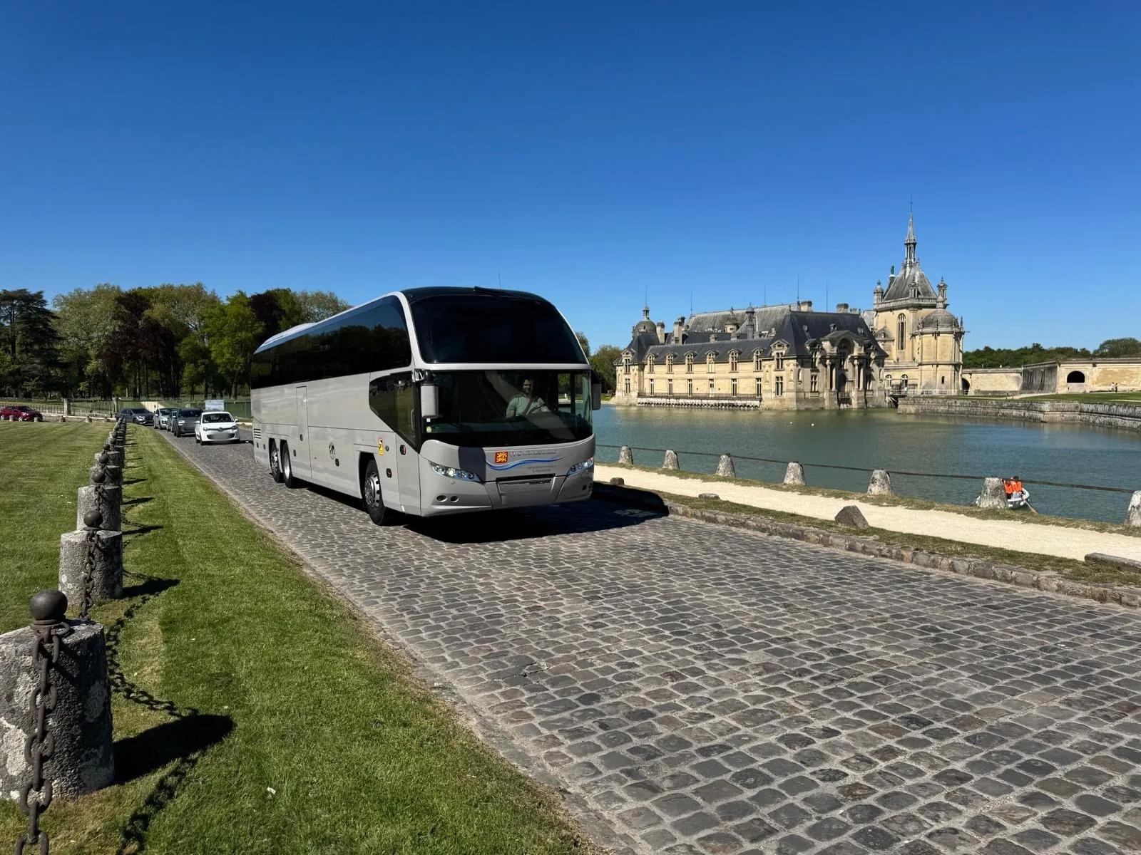 Autocar TPS Normandie en service devant un domaine