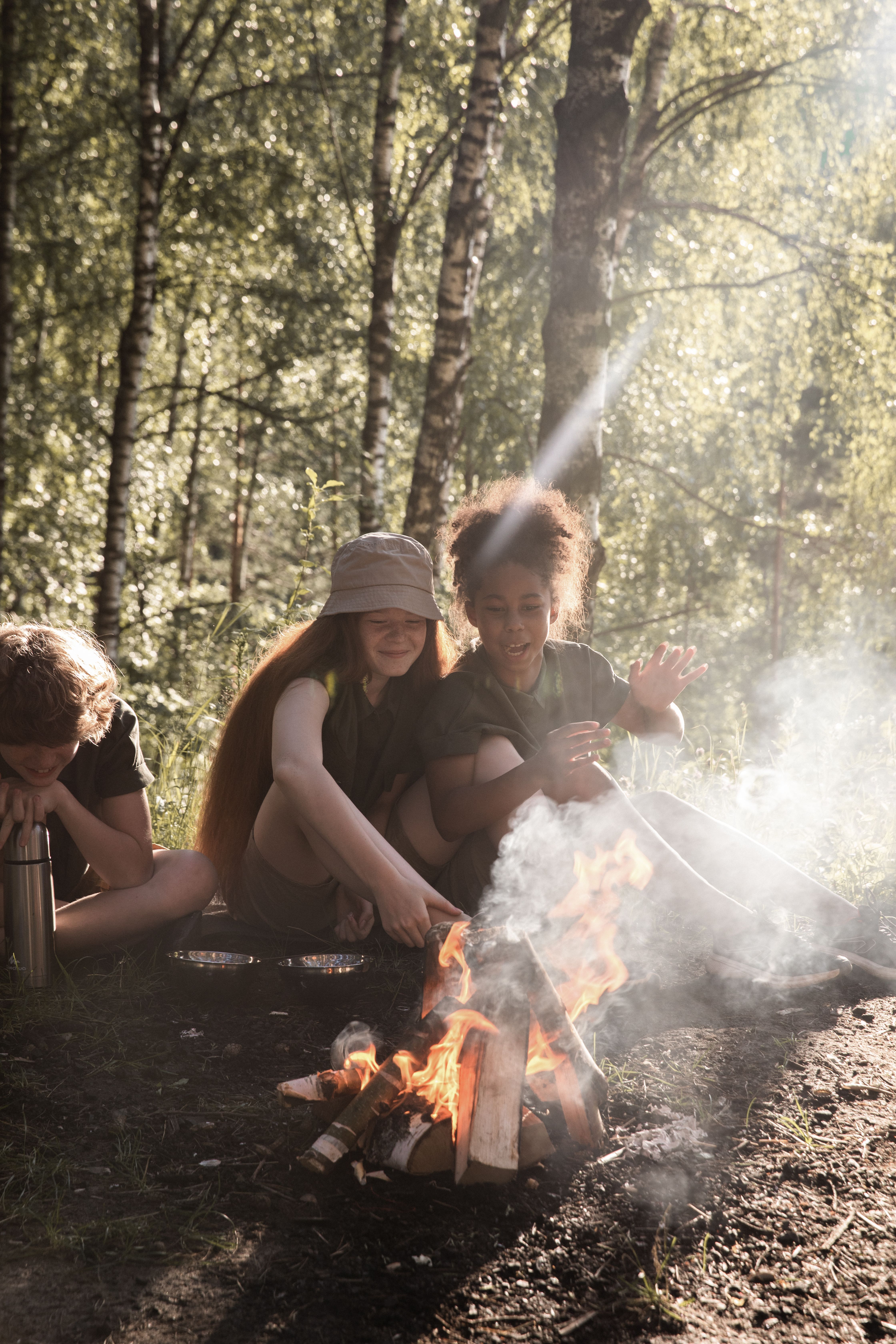Lagerfeuer mit Kinder in der Natur