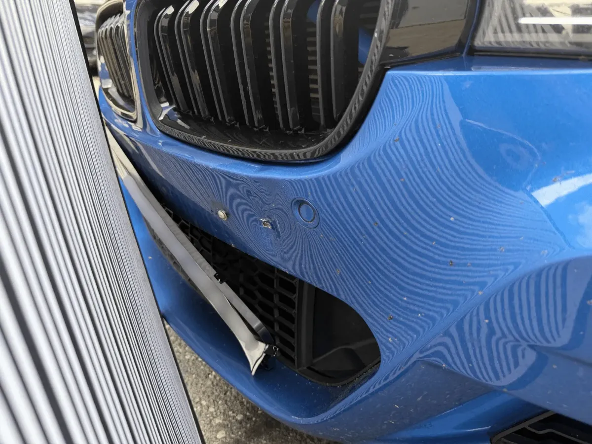 picture of an damaged front of an bmw from the side