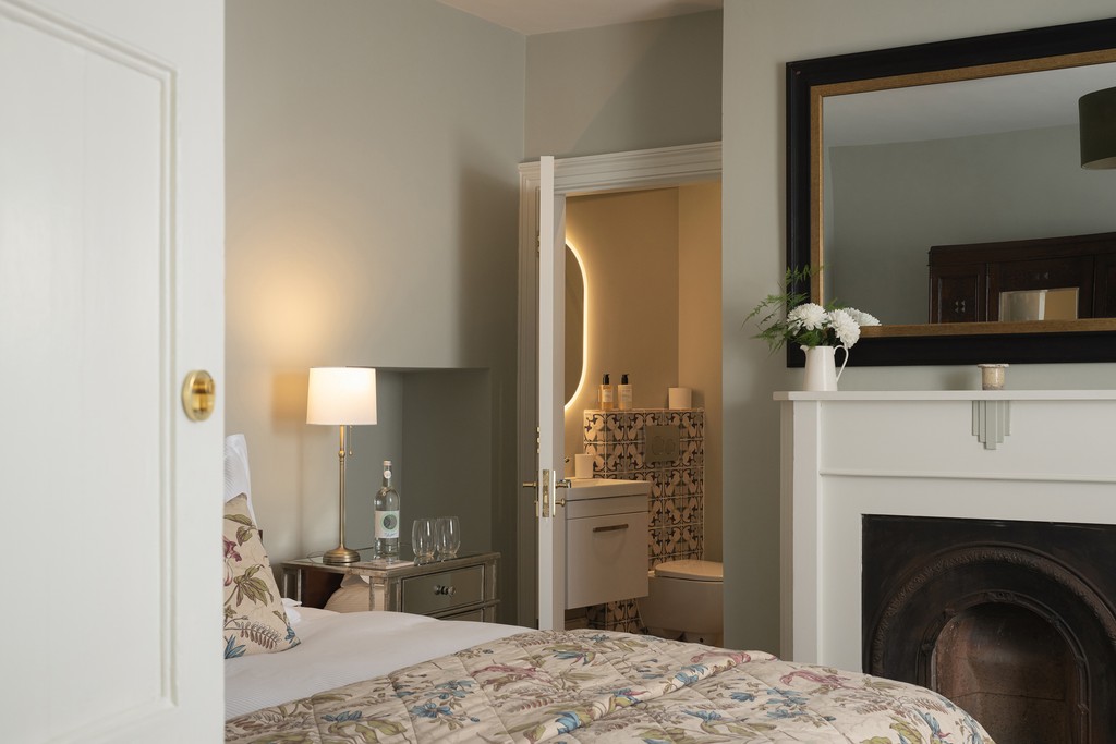 view of ensuite bathroom