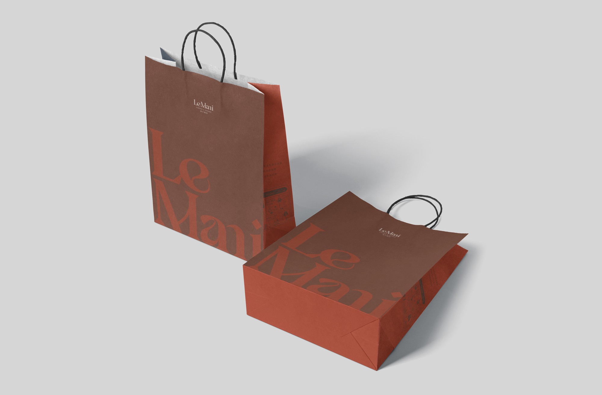 這張圖片展示了Le Mani的紙袋設計。紙袋的顏色為深紅色,配上黑色的提手。袋子上印有品識別。