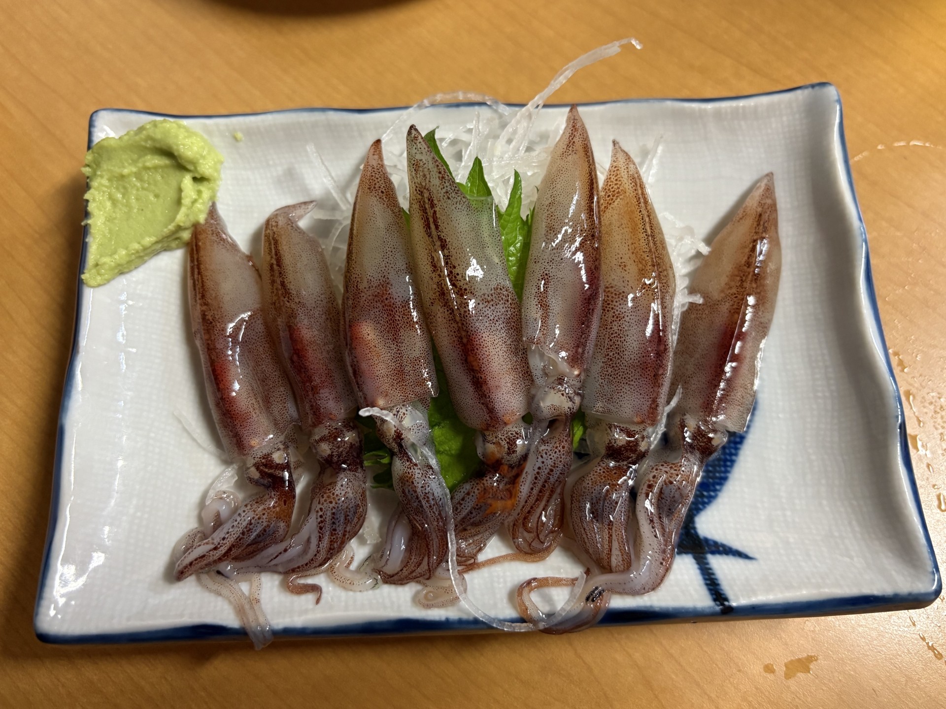 生ホタルイカの刺身|旋尾線虫という寄生虫が潜んでいることがあり、生食することで腸閉塞や皮膚疾患を引き起こす可能性
