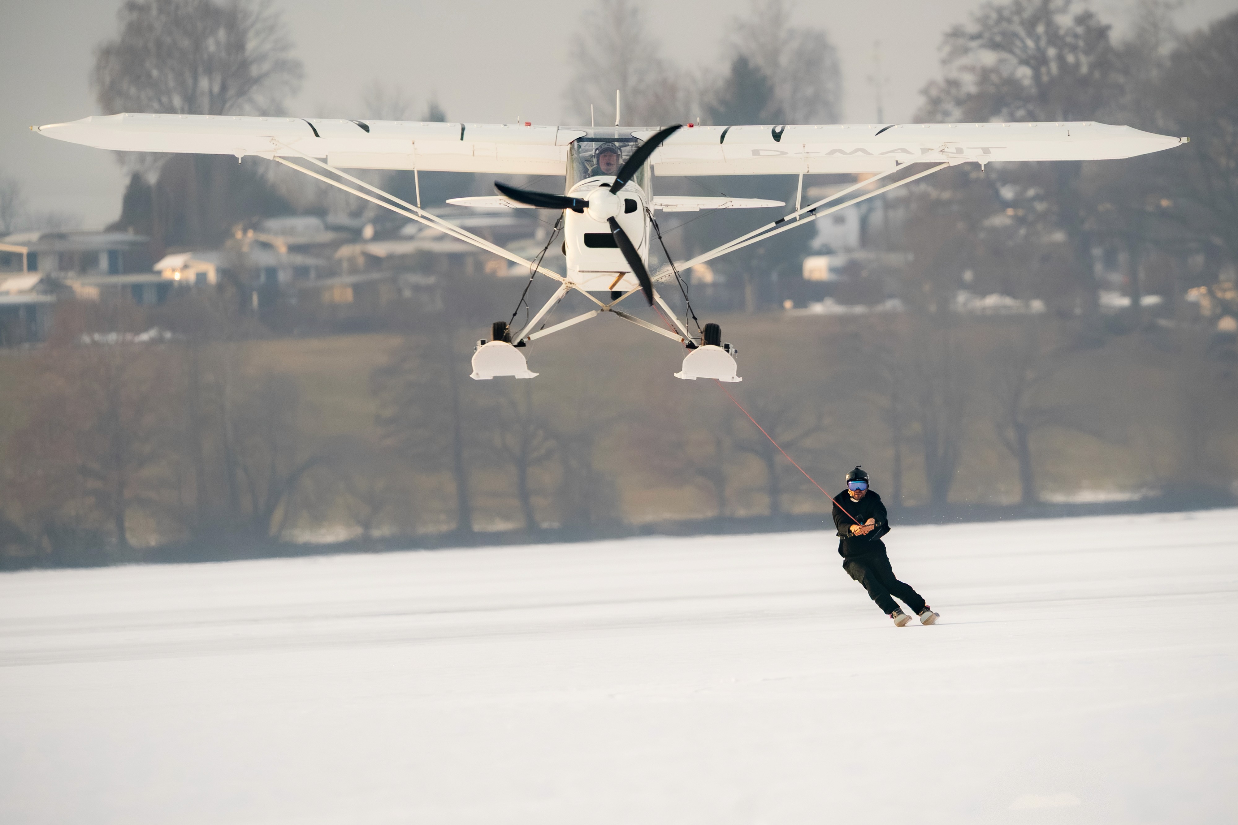 Tobi Deckert carving on the tow line behind the airplane flying just above the ice – photo: Klaus Listl