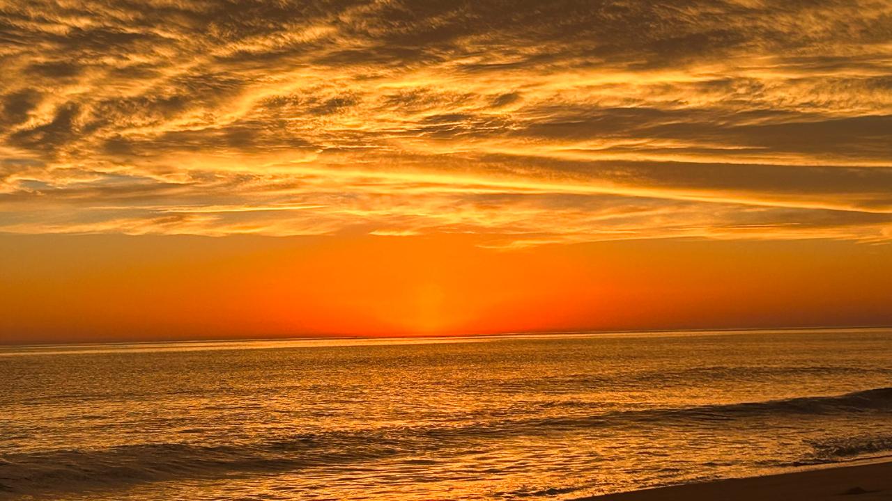 Puesta de sol en la playa de Bahía San Francisco