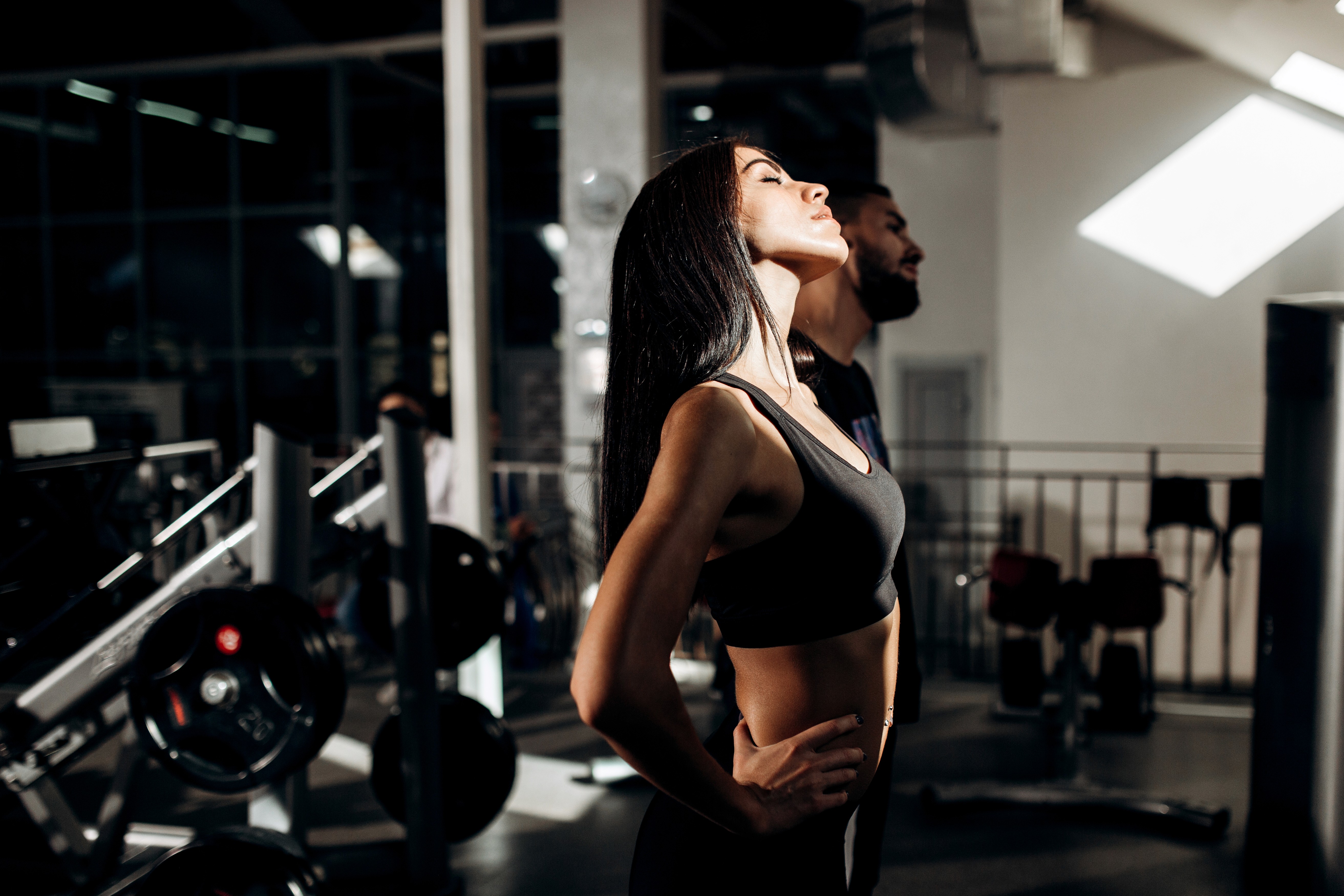 Male and female Chasing Gains clients training together in the gym — online coaching for men and women