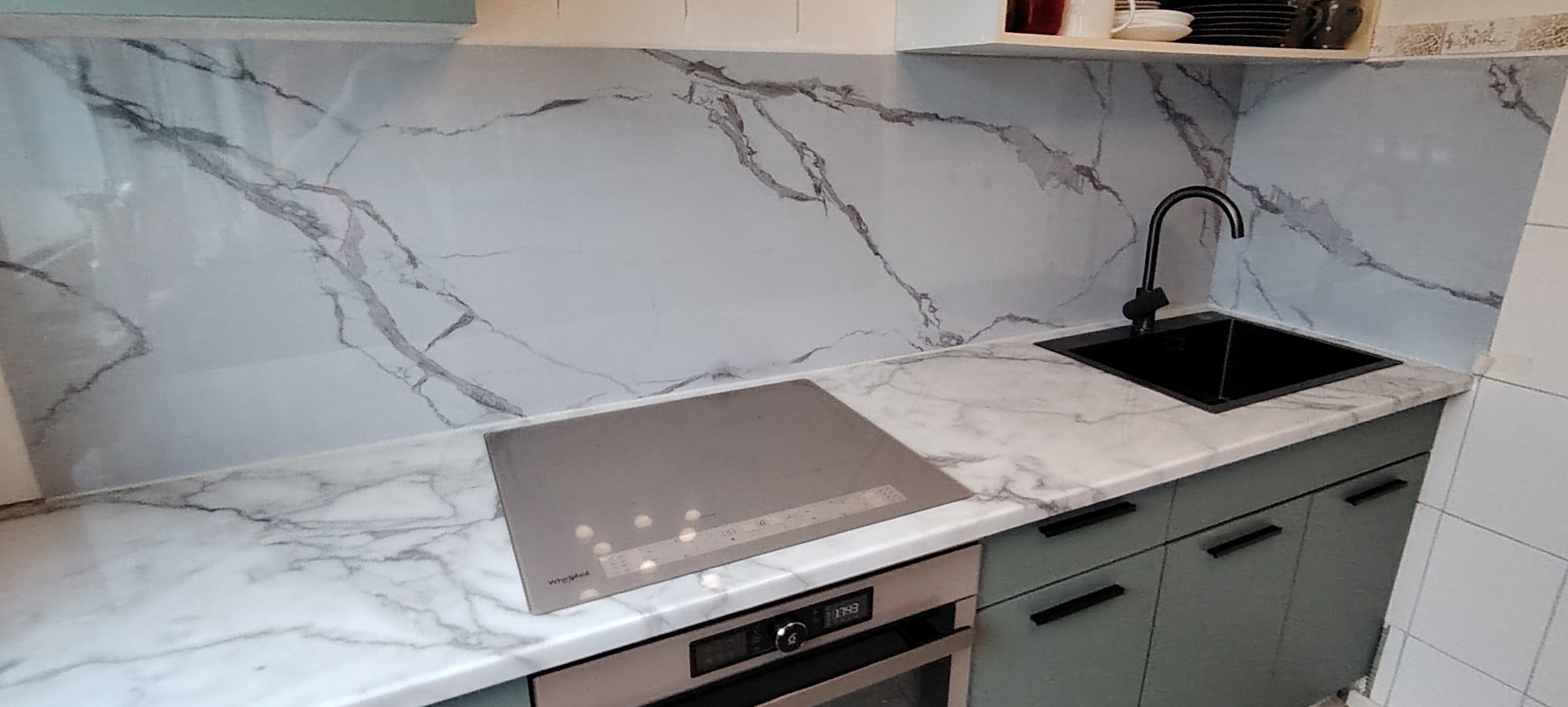 Marmorikuvioidut PVC-paneelit keittiön välitilassa Helsingissä – edullinen marmori-ilme