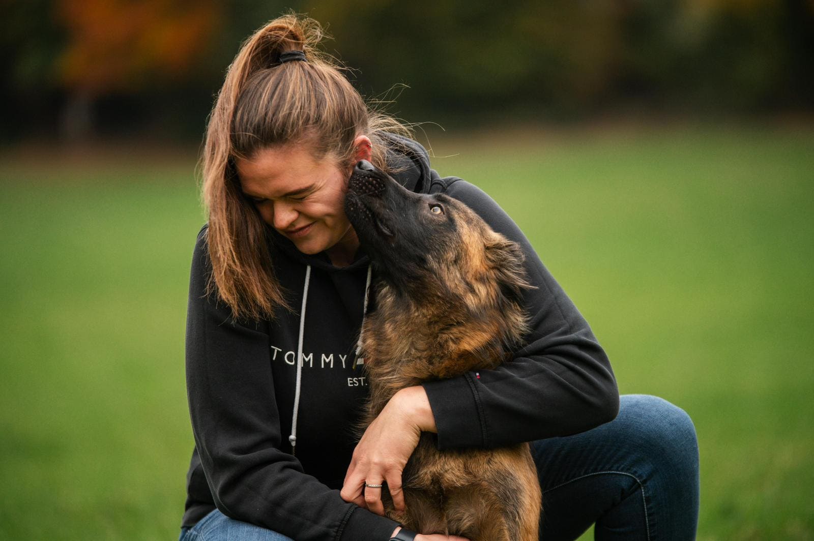 Mona und ihr Hund Ben als Begleitung beim Pferdetransport