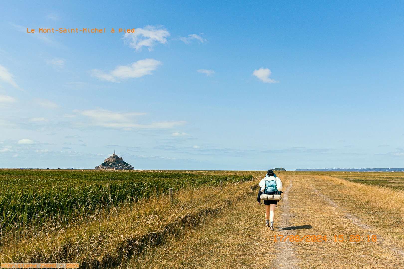 Marcheuse et panorama du Mont Saint‑Michel depuis les prés, randonnée.