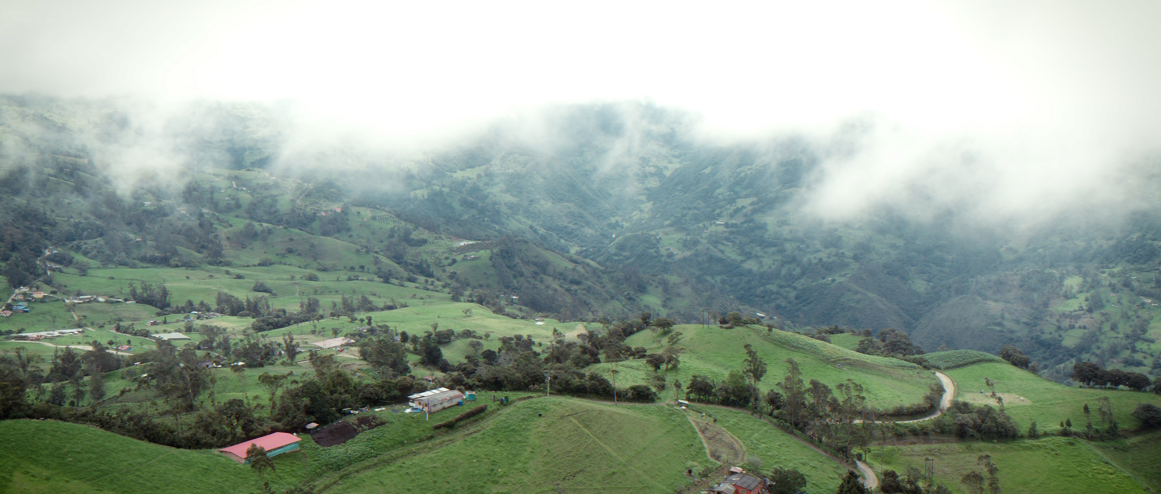 Toma aérea con dron de paisaje de Cundinamarca