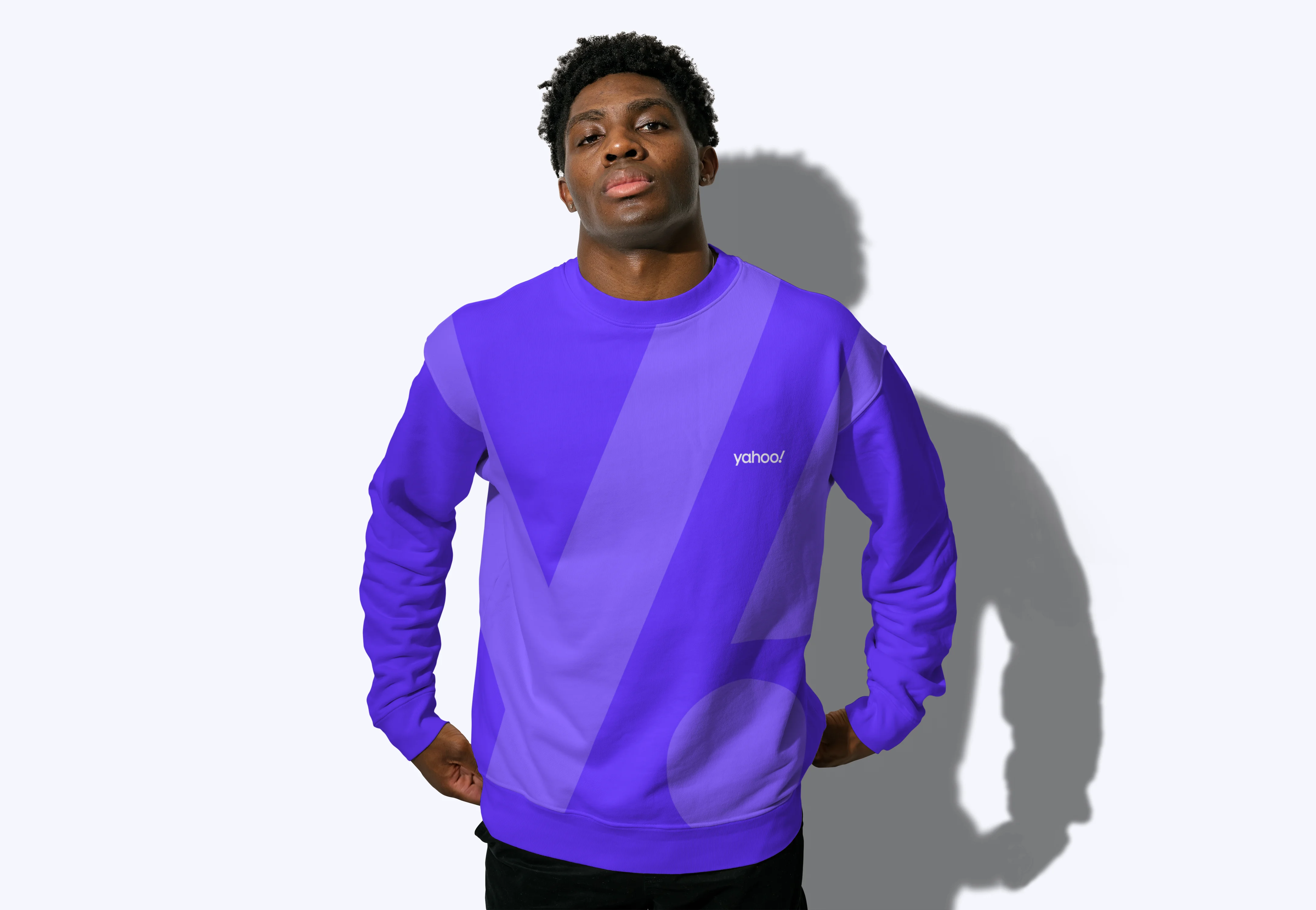 Pull Yahoo! avec le nouveau logo violet sur un homme.