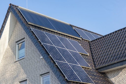 Dach eines Einfamilienhauses mit installierten Solarmodulen – nachhaltige Energieerzeugung durch moderne Photovoltaiktechnik.
