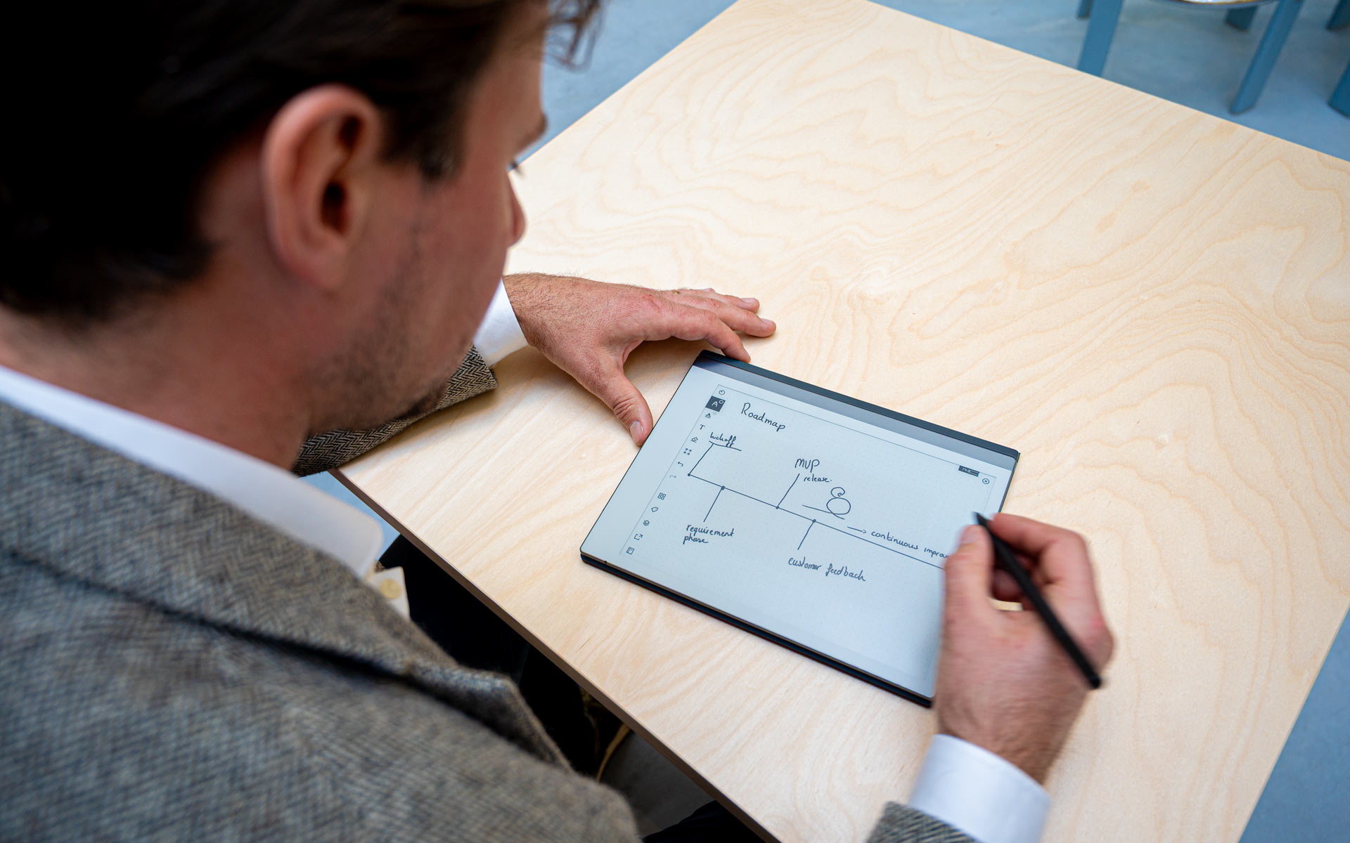 Marthijn schetst een roadmap op een tablet.