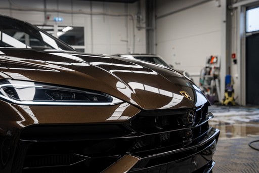 Schwarzer Luxuswagen mit Keramikversiegelung – Langzeit-Lackschutz und Abperleffekt