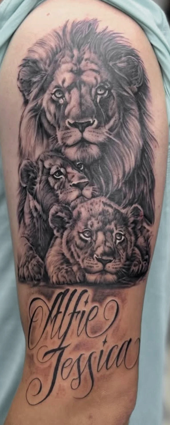 Lions and names upper-arm tattoo by Tomski
