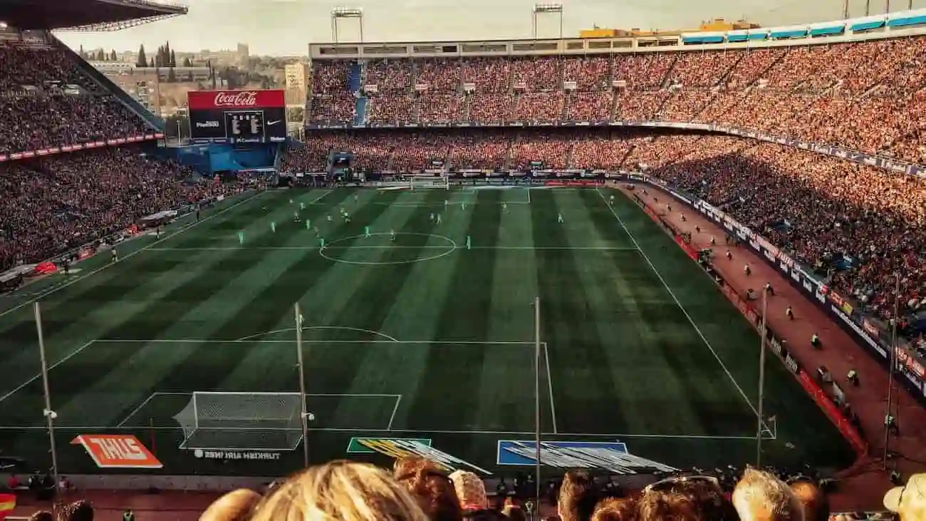 Ein pulsierendes Fußballstadion, das von leidenschaftlichen Fans wimmelt und das Wesen der Aufregung am Spieltag einfängt, perfekt die Notwendigkeit einer effizienten, optimierten Turnierplanung verkörpert, die von der Turnierplanungssoftware der CoachingArea-Web-App angeboten wird.