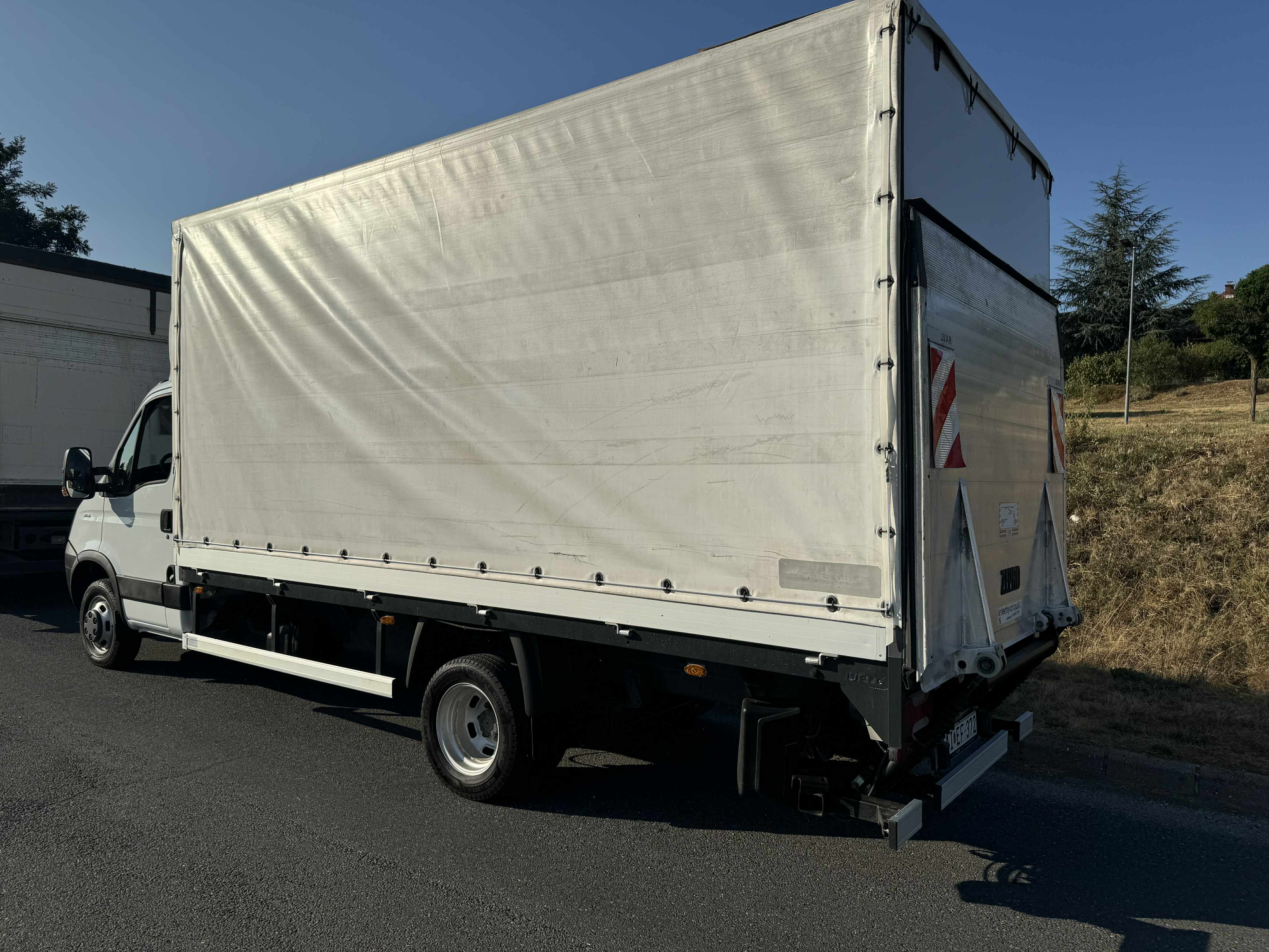 Emelőhátfalas áruszállító, fuvarozó jármű