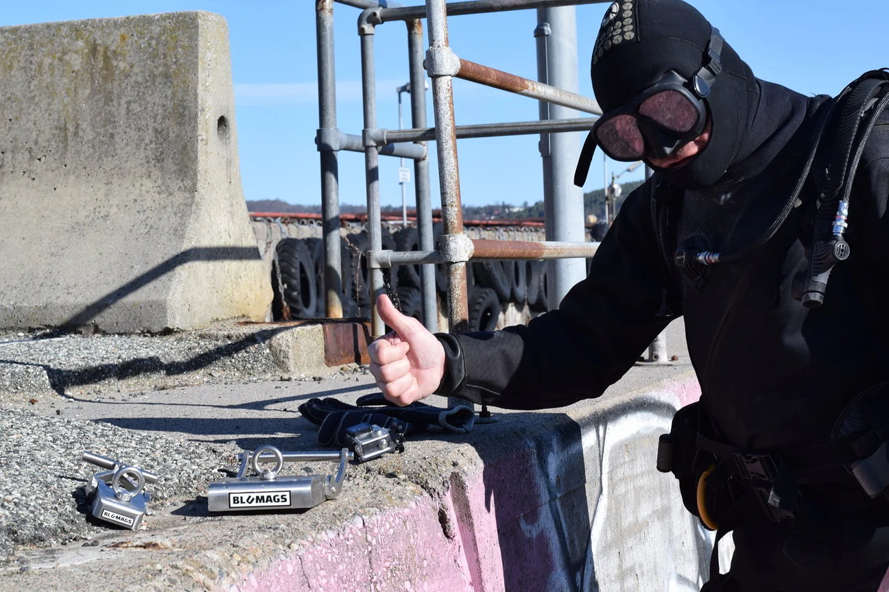 Blumags magnets and a diver